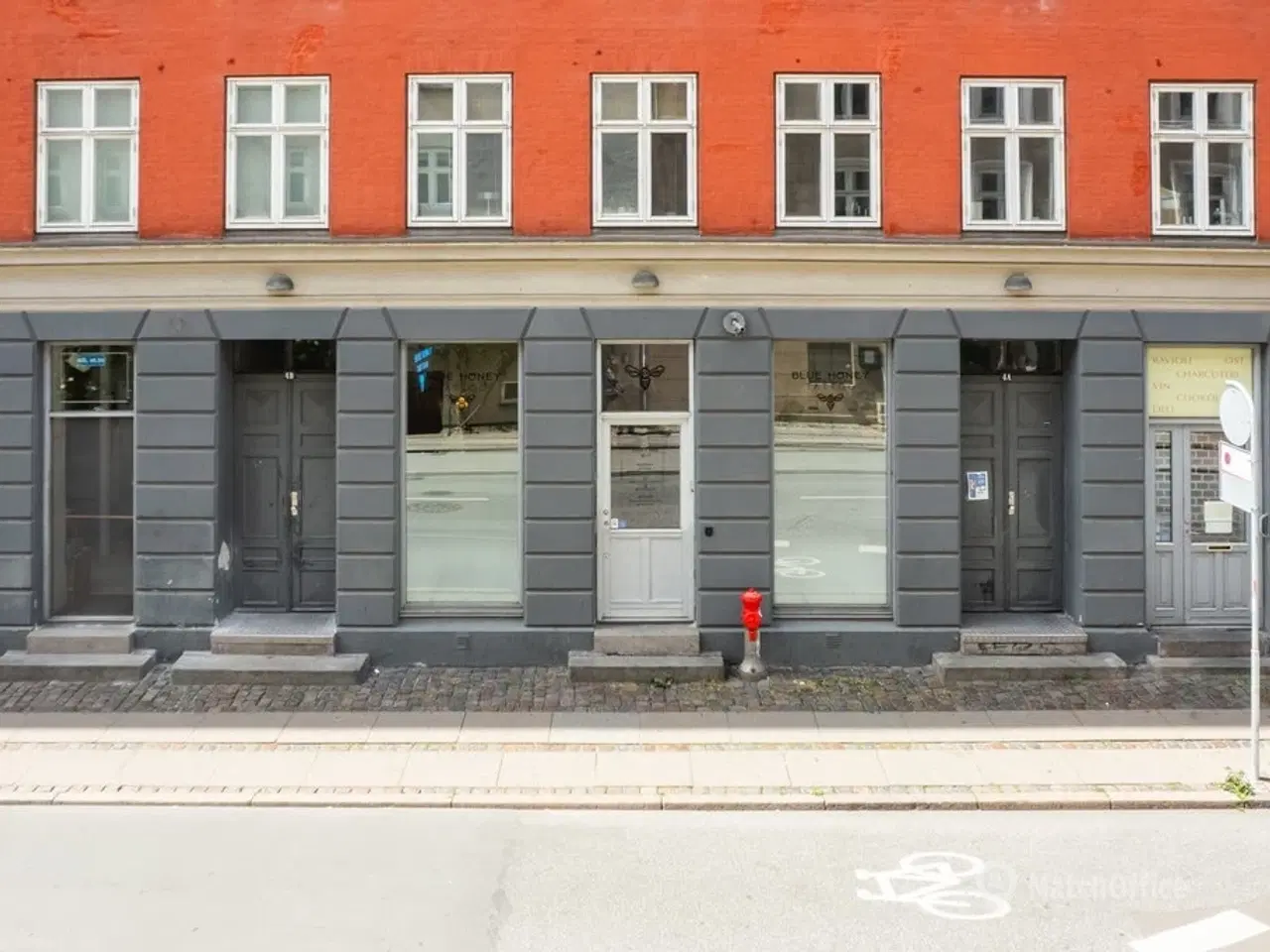 Billede 1 - UDLEJES: Høj stuebutik med store facadevinduer og potentiale – lige ved Vesterbros Torv