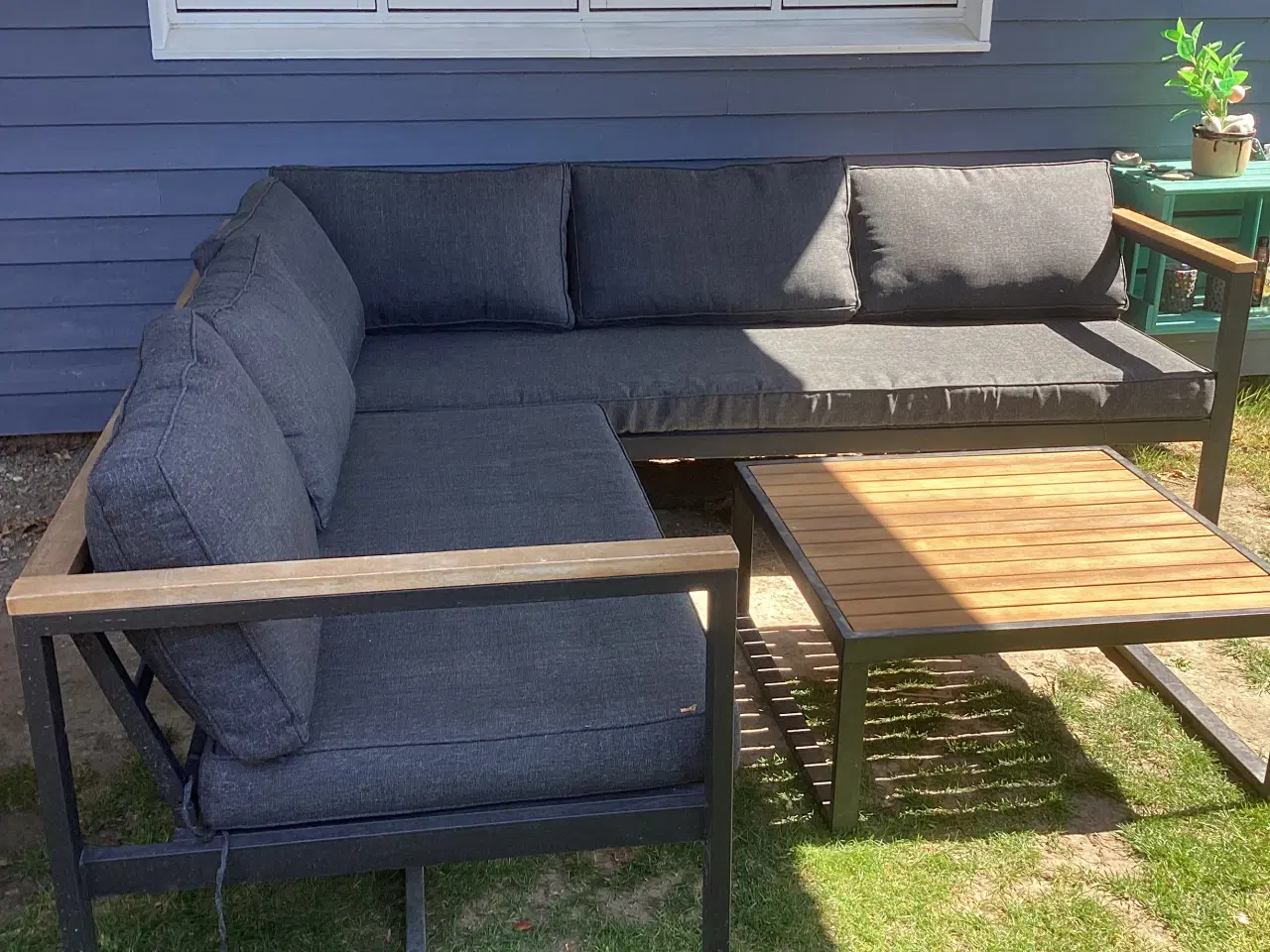 Billede 1 - Hjørnesofa med hynder og bord