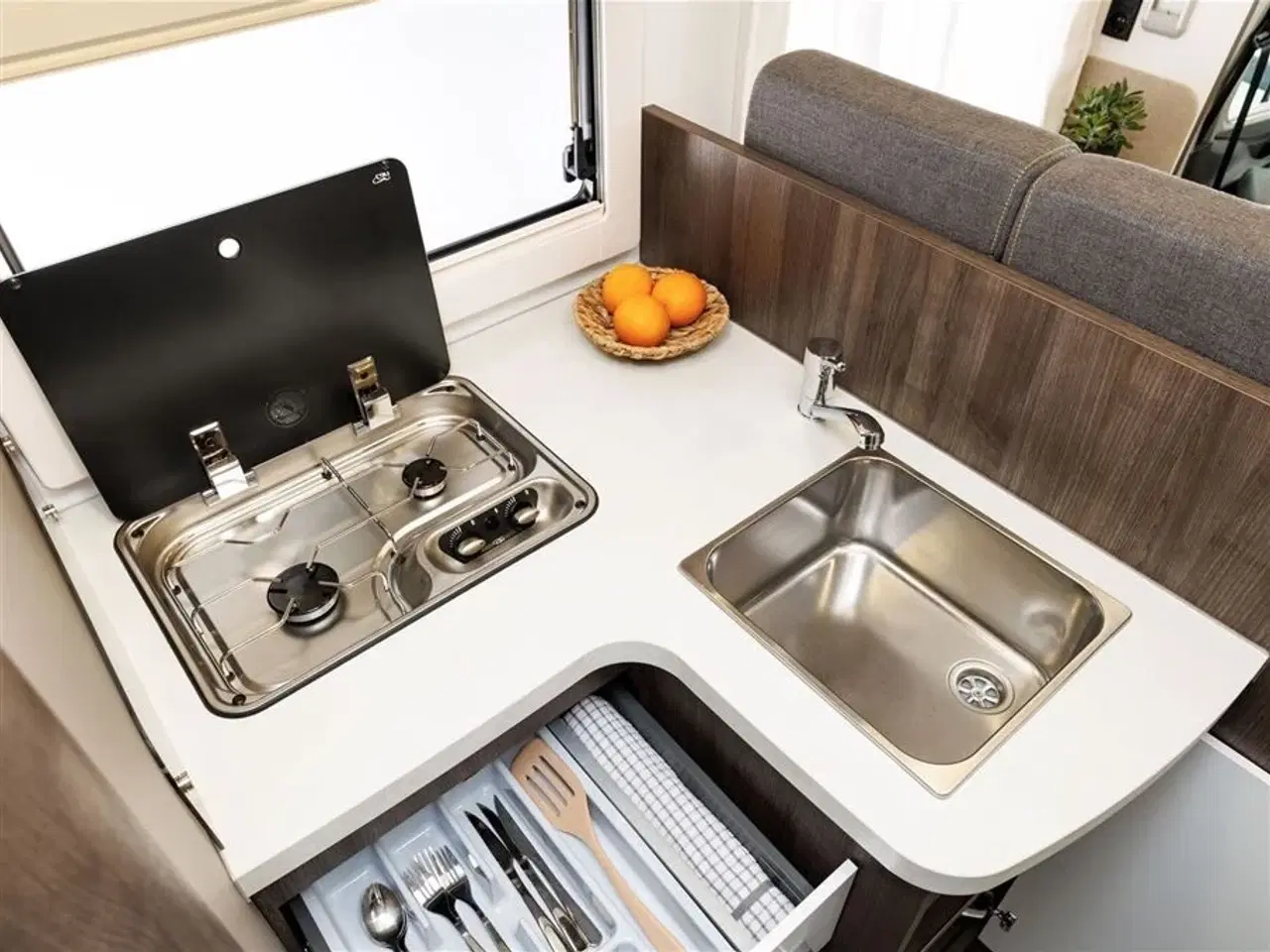 Billede 12 - 2026 - Benimar Tessoro T463   Automat gear - Dieselfyr - 12V kompressor køl - 200W solcelle