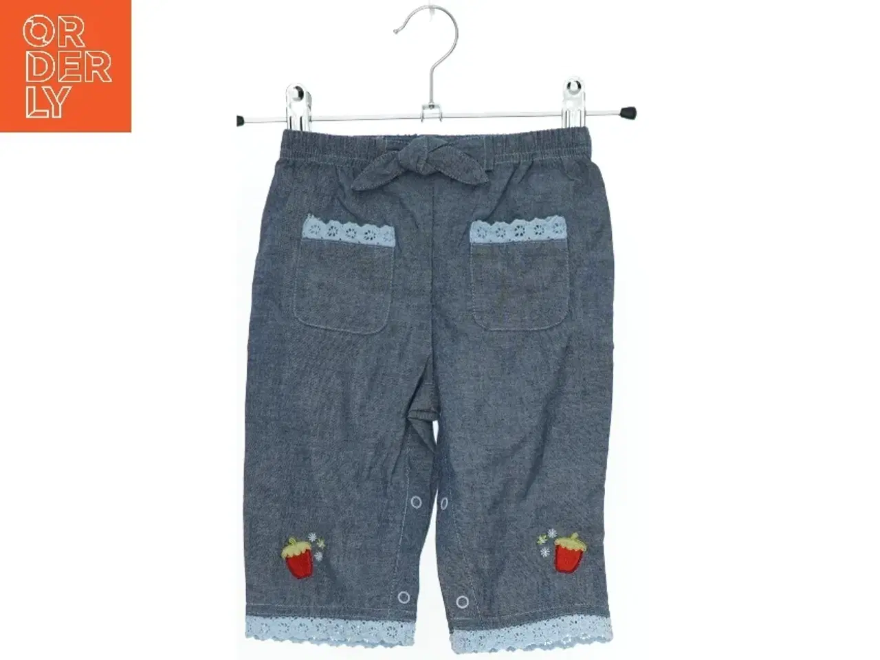 Billede 1 - Babybukser med blonder og applikationer fra V-baby (str. 80)