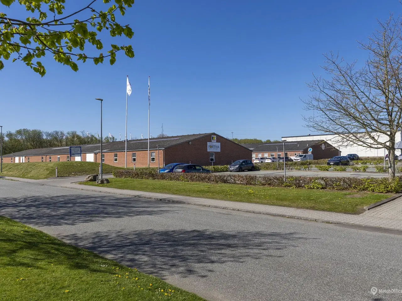 Billede 1 - 361 og/eller 722 kvm. lager/produktion med tilhørende kontor lige ved E20