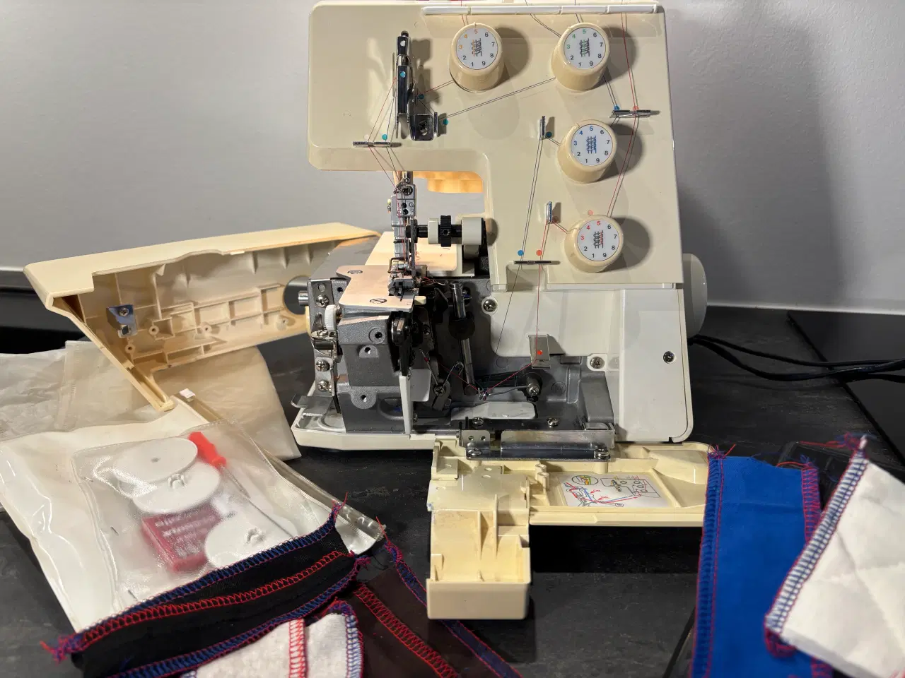 Billede 1 -  Bernette   funlock 006 D overlocker 