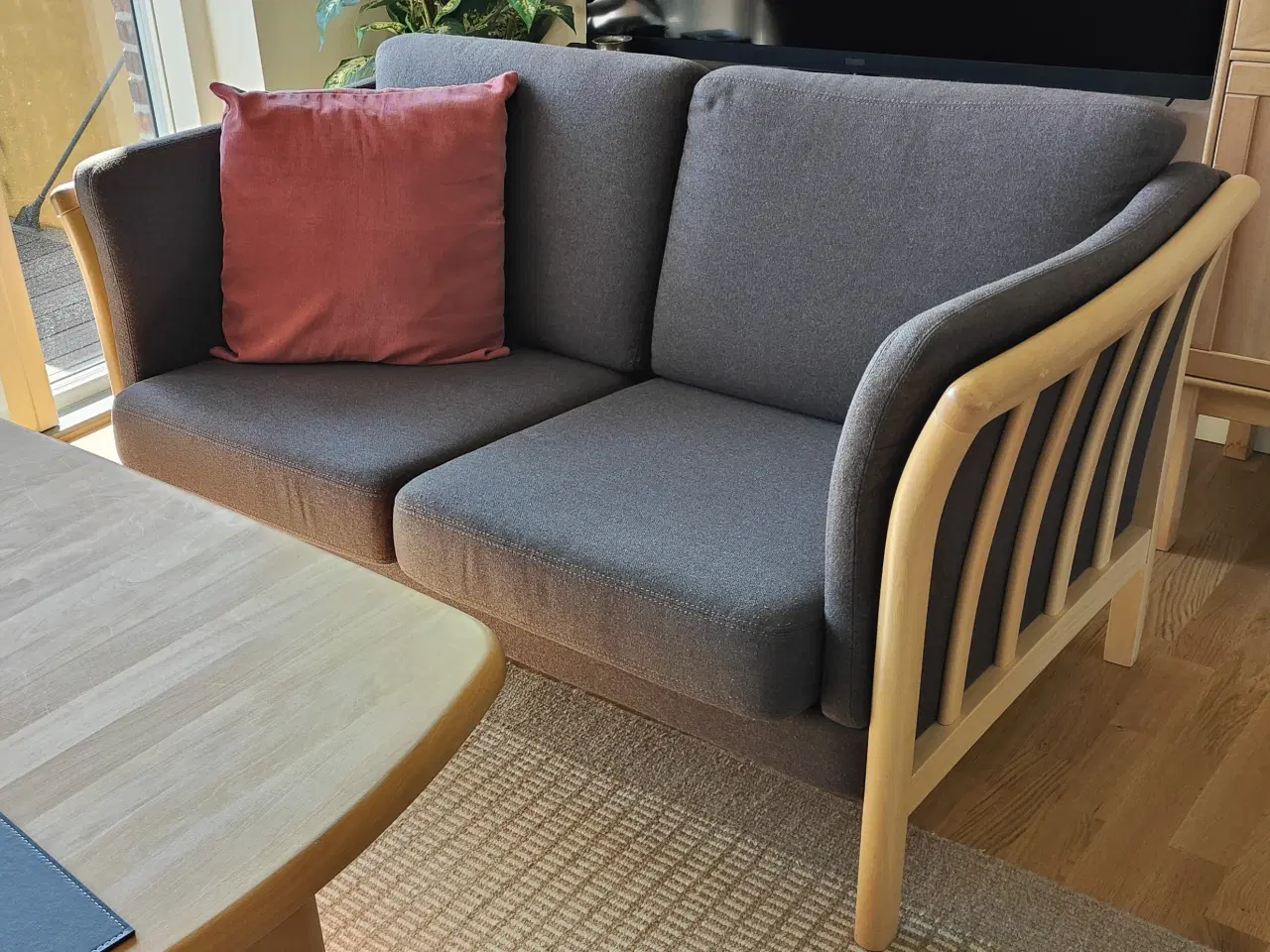 Billede 3 - Elegant og velholdt tremmesofaer samt sofabord