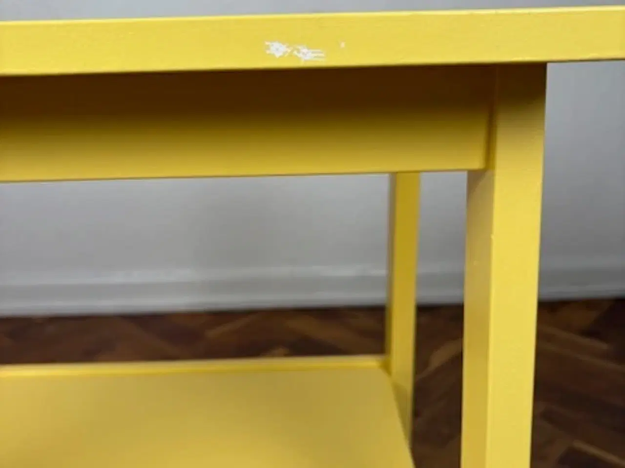Billede 6 - Sidebord i gult med hylde