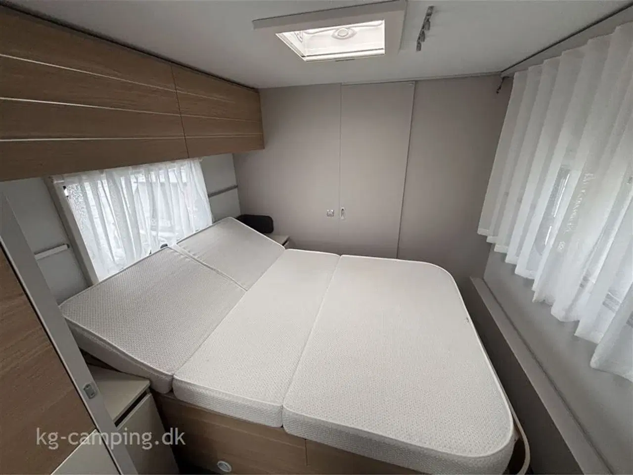 Billede 9 - 2022 - Adria Adora 613 UT Lækker vogn med fritstående dobbeltseng - Mover - Fortelt