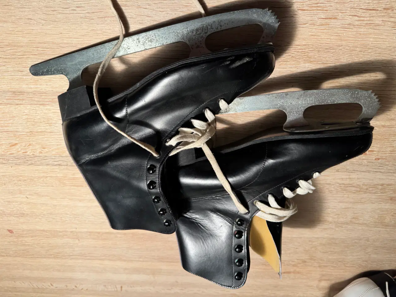 Billede 2 - Sorte kunstskøjter til salg ved Århus/Lystrup  41