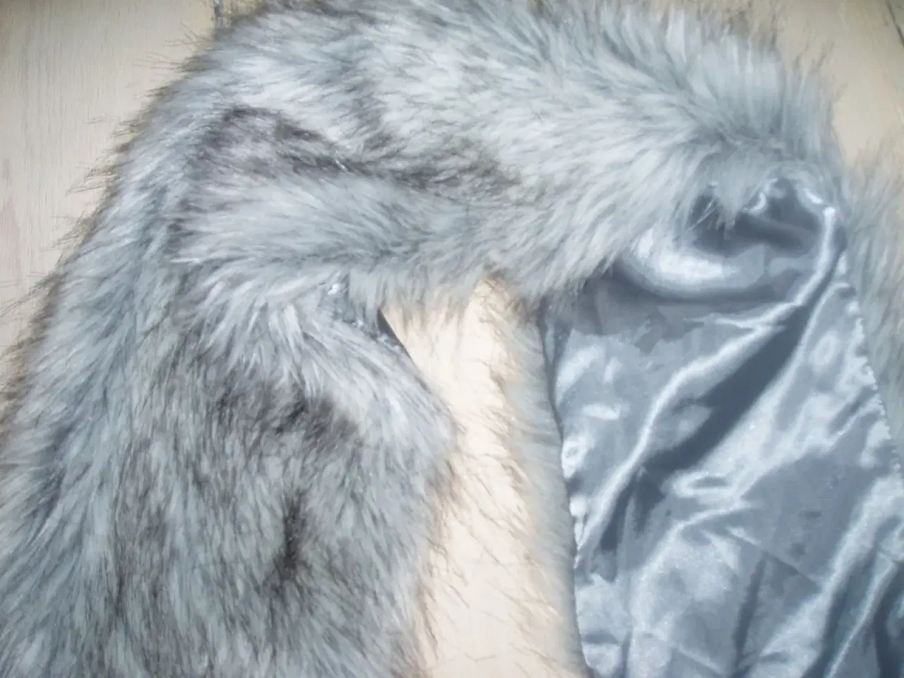 Billede 2 - Imiteret Fur tørklæde i grå