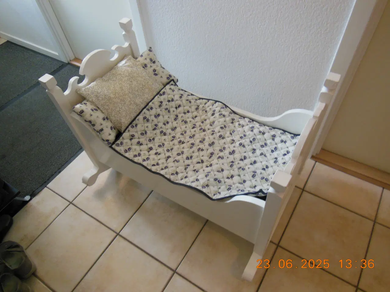 Billede 4 - Fin hvid trævugge med ægte babymadras