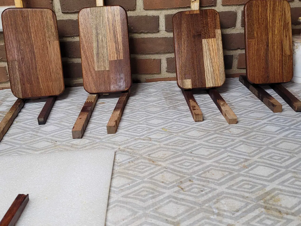 Billede 3 - smørebrikker i forskelligt træ ca. 25 x 13 cm