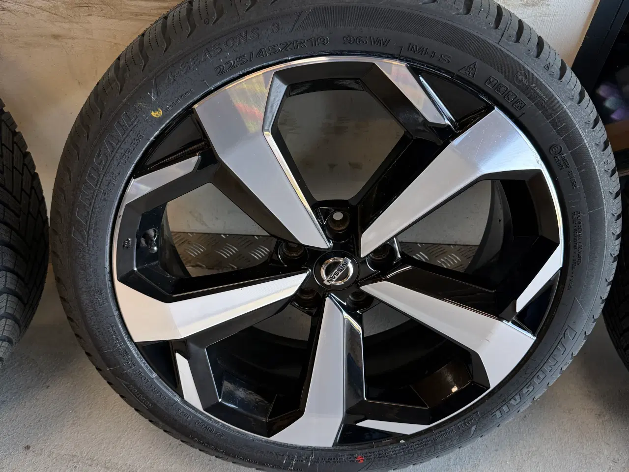 Billede 3 - Fine originale 19” Nissan alufælge med nye dæk