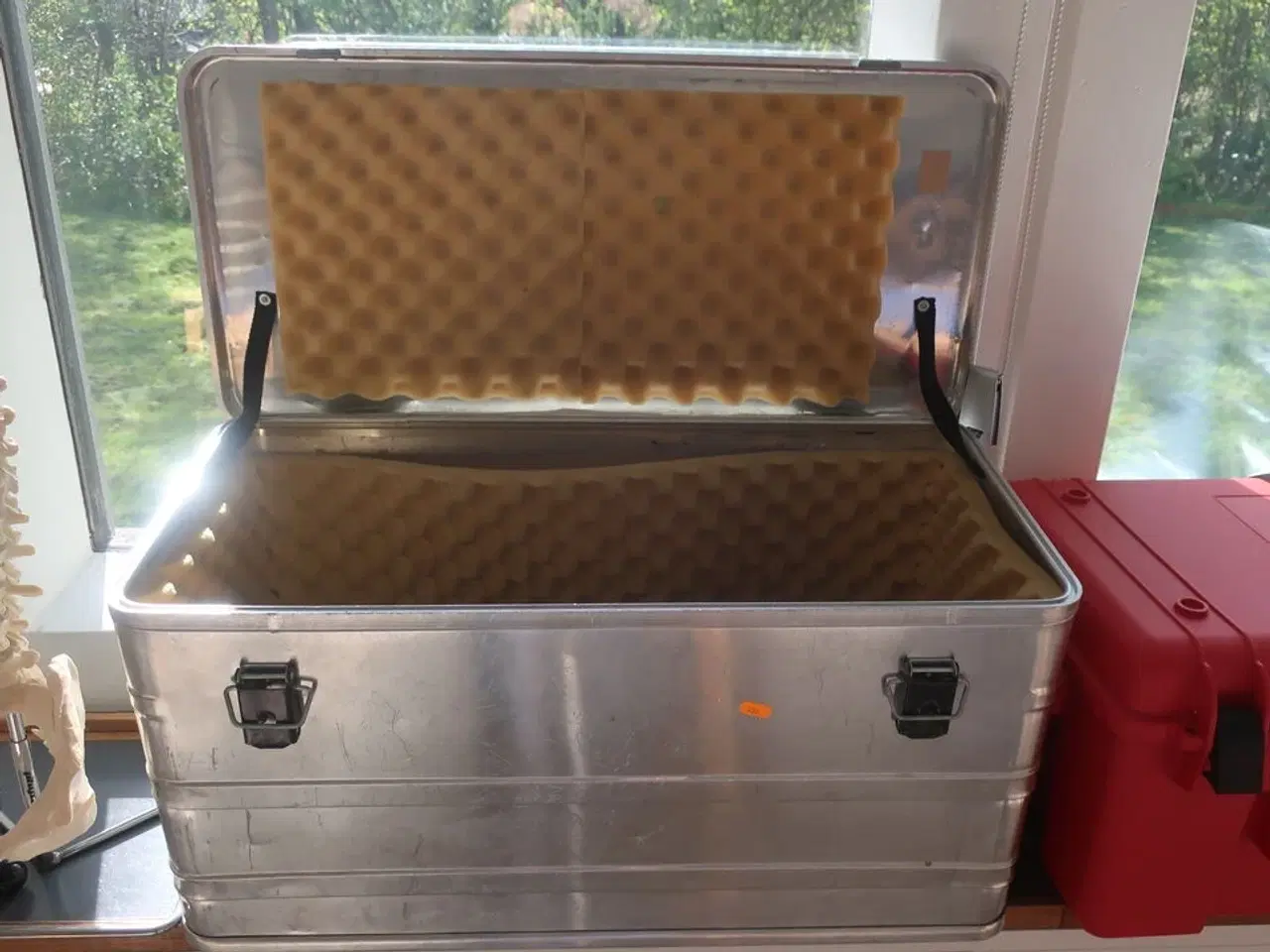 Billede 1 - Alukasse m. foring & plastkuffert (tomme)