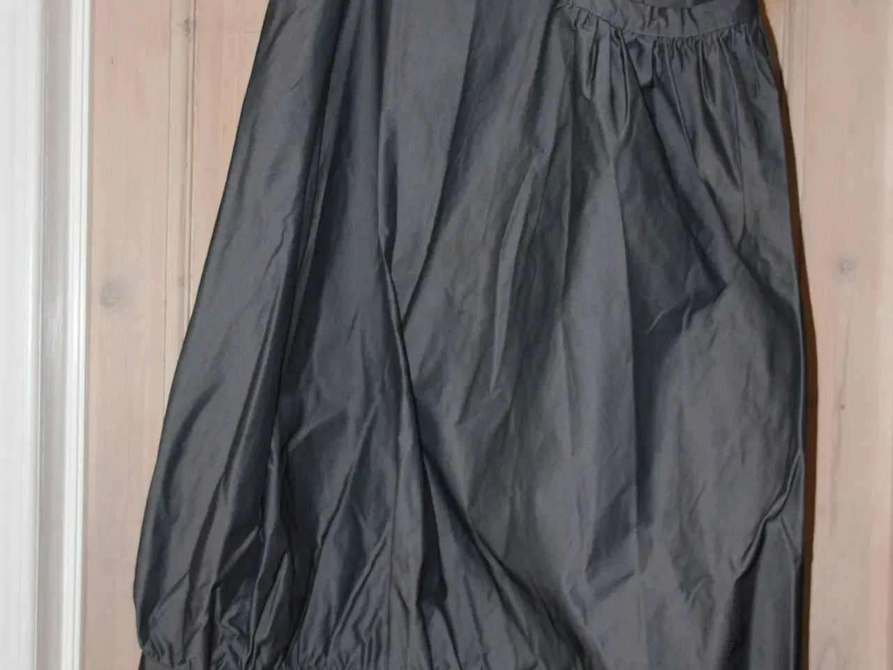 Billede 4 - Sarah Pacini grå nederdel size 0. Livv. 70 cm.