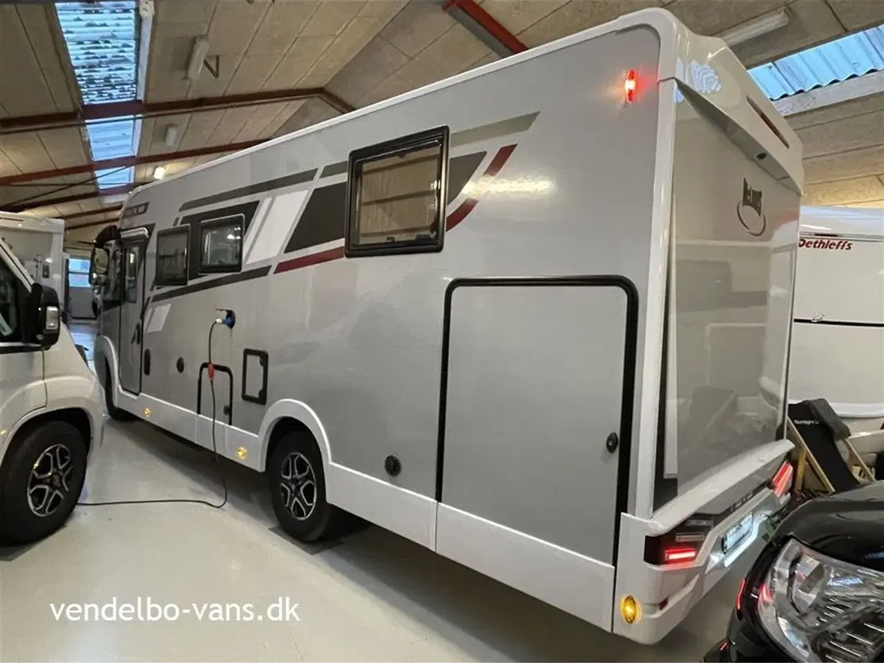 Billede 3 - 2026 - McLouis Nevis Lounge og stor højdejusterbar dobbeltseng bag + dobbeltseng foran