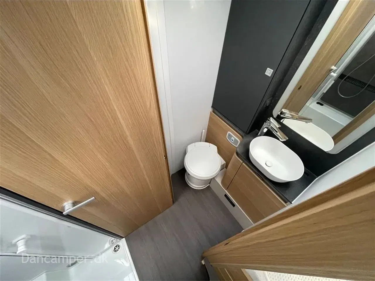 Billede 12 - 2022 - Adria Coral Plus S 670 SL     2 stk. Lithium batterier, solceller,  230 V inverter. Thetford gasovn. 140 HK Aut.gear