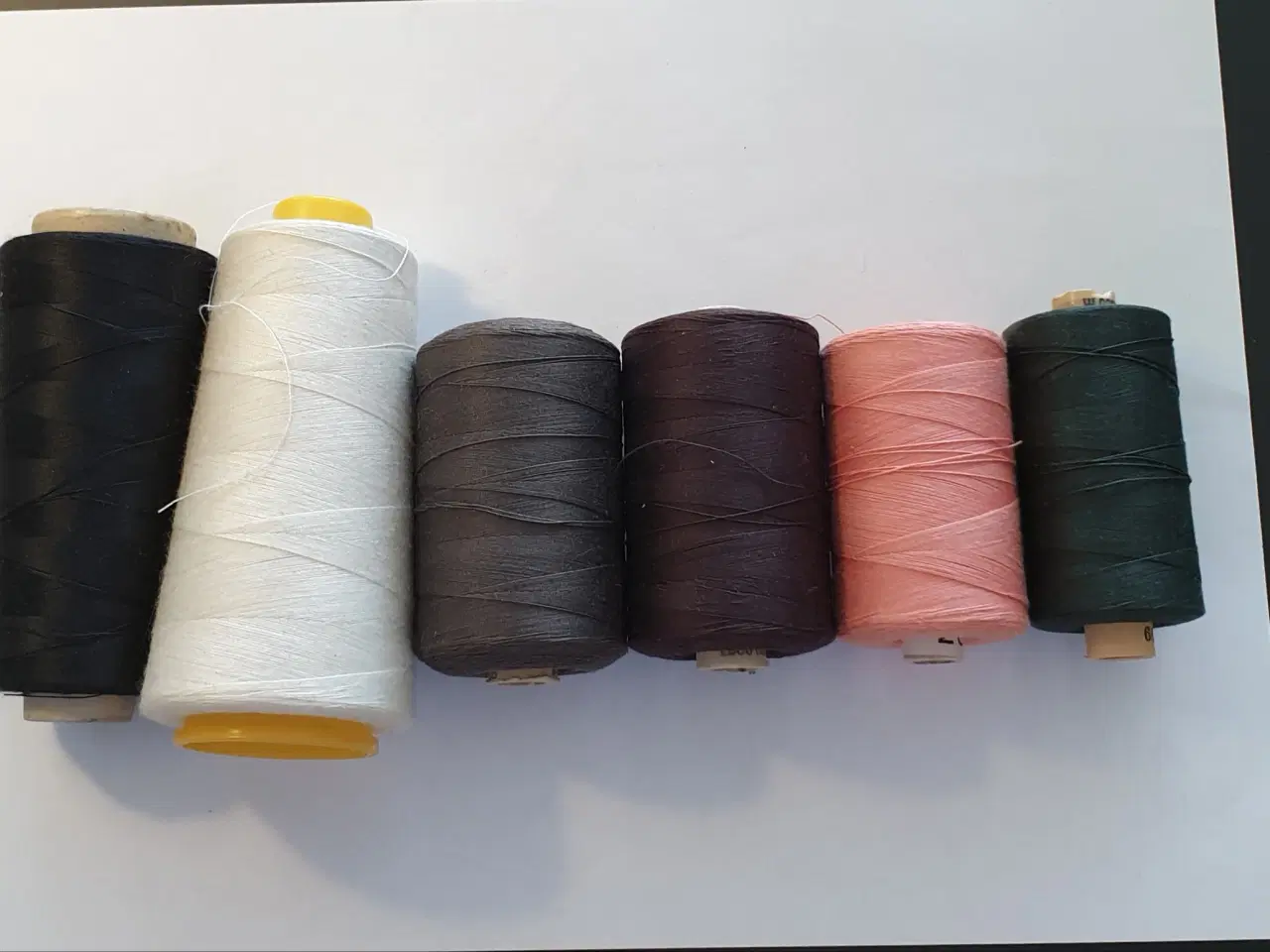 Billede 1 - Sytråd 1stk5kr 3stk10kr