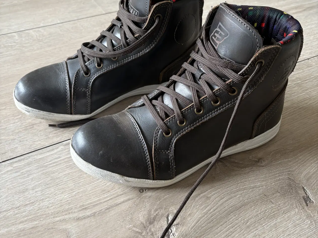 Billede 2 - Mc tøj sælges.