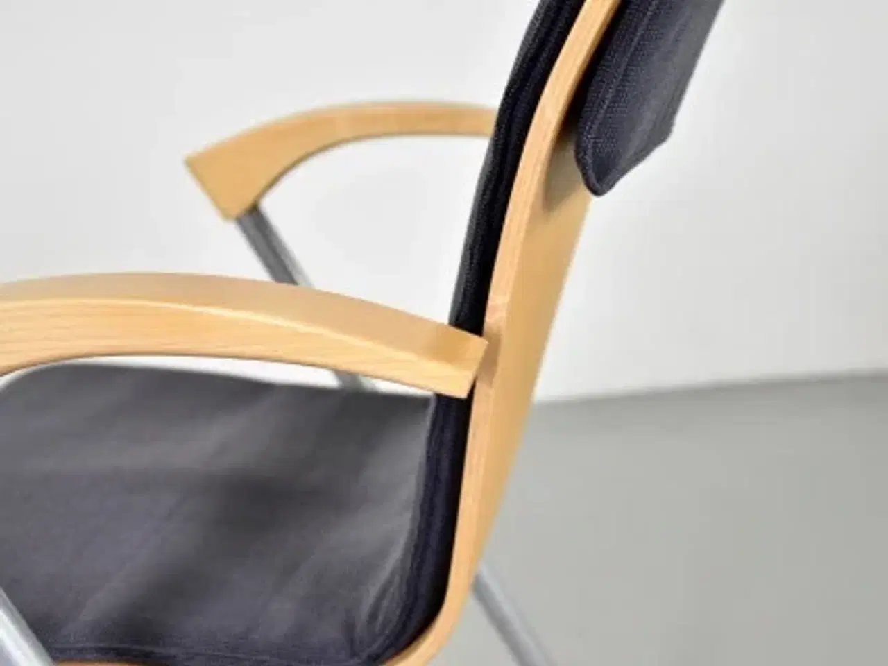 Billede 8 - Four design g2 konferencestol i grå med armlæn i bøg, blank fod