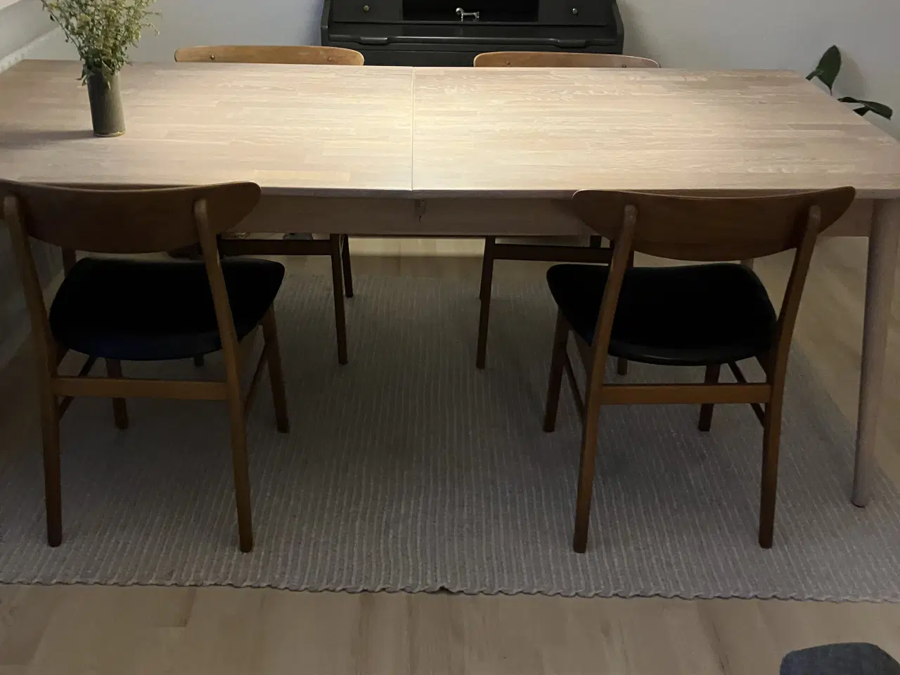 Billede 5 - Spisebord i massivt egetræ, med sommerfugle udtræk