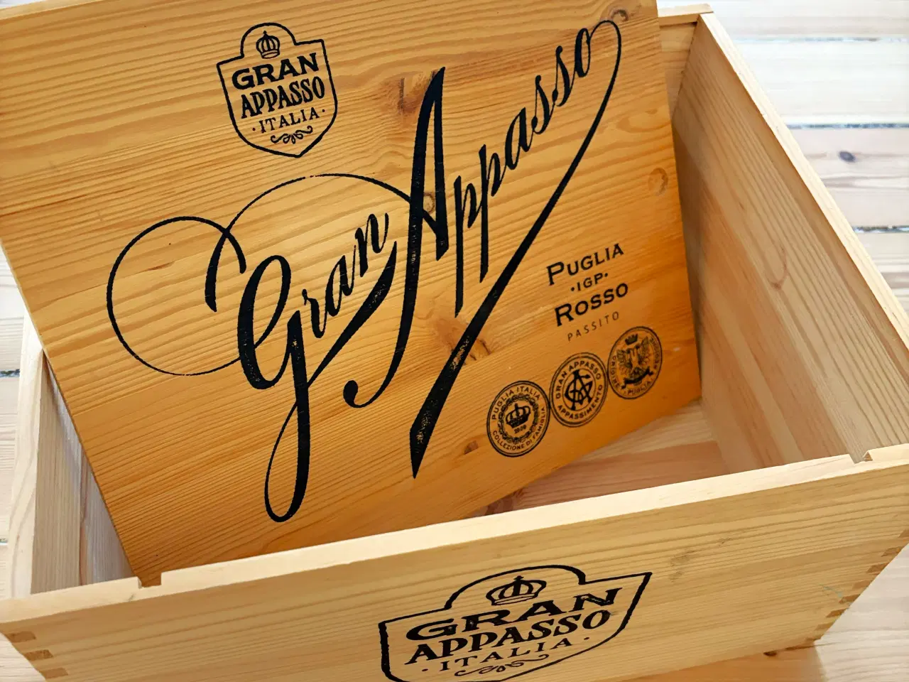 Billede 1 - Vinkasse i træ med låg. Størrelse til 6 flasker. 