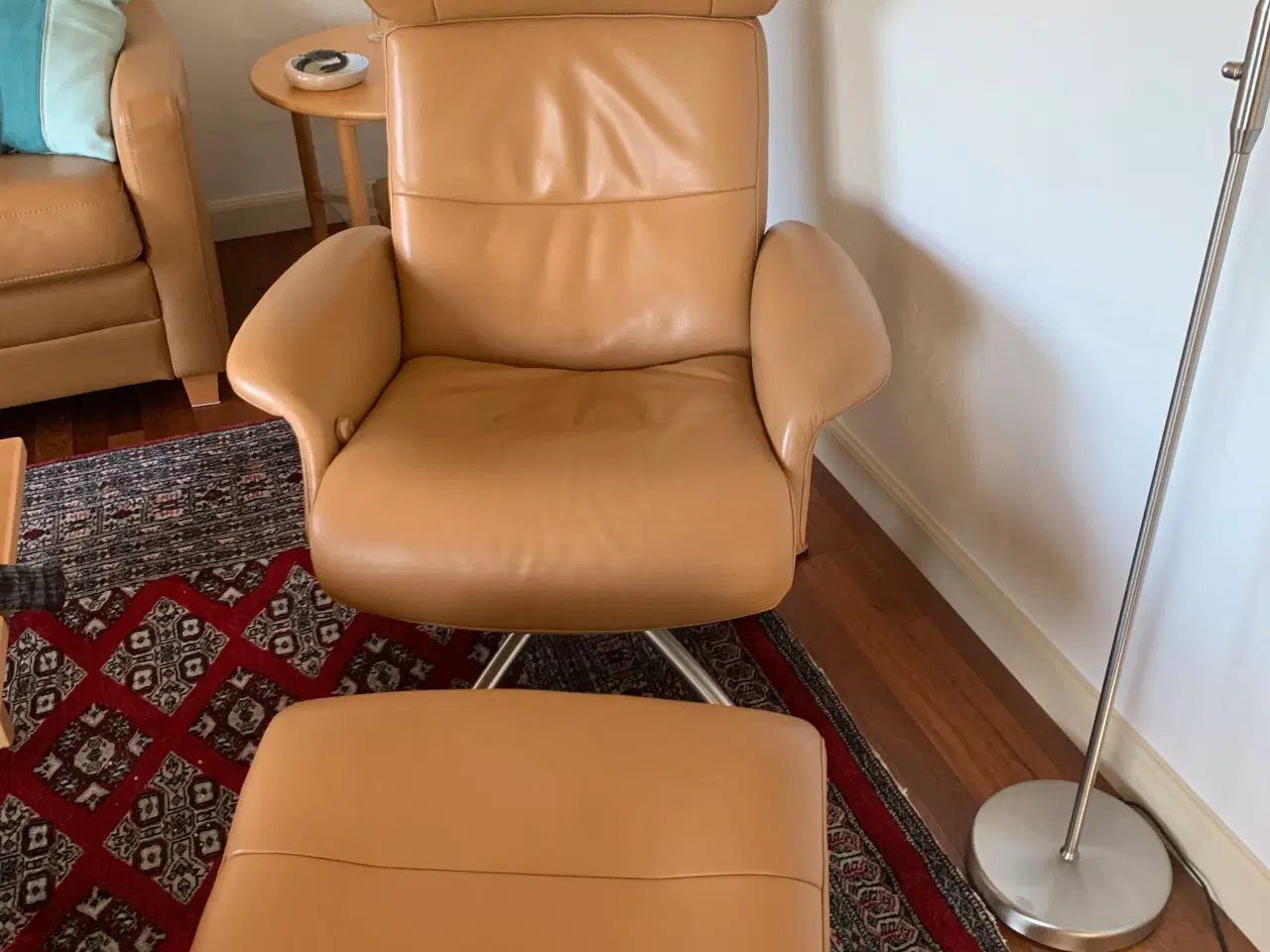 Billede 2 - Cognacfarvet lædersofa og -lænestol, inkl. skanmel