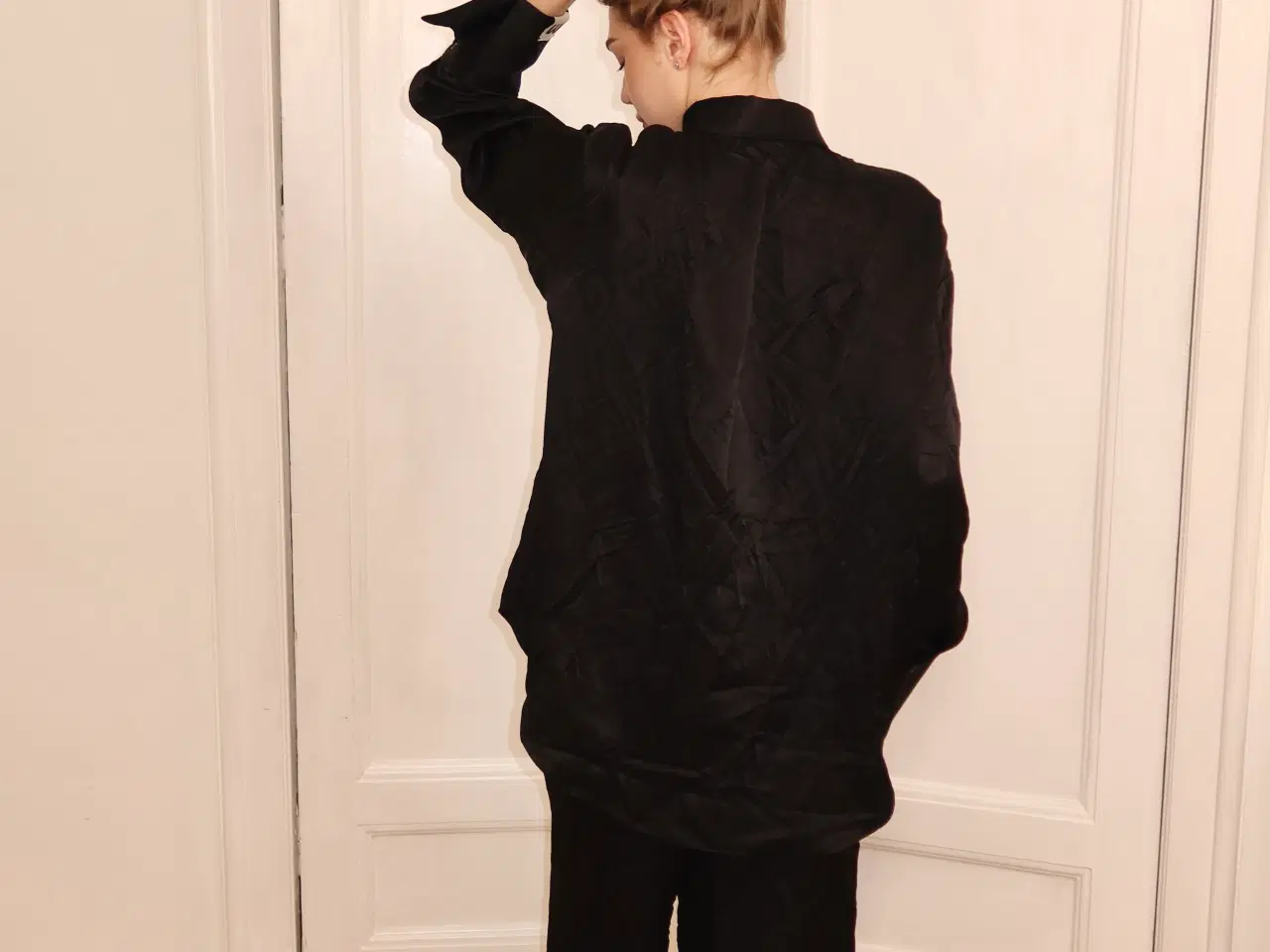 Billede 6 - Elegant sort satin sæt – skjorte og bukser 