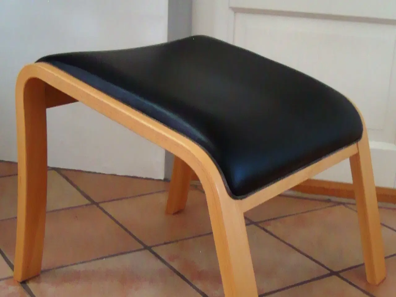 Billede 1 - Flot fodskammel i lys bøg og betrukket med sort læ