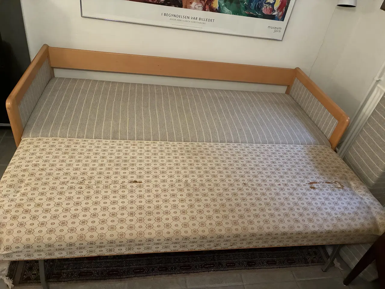 Billede 3 - Sovesofa grå uld med hvid stribe 