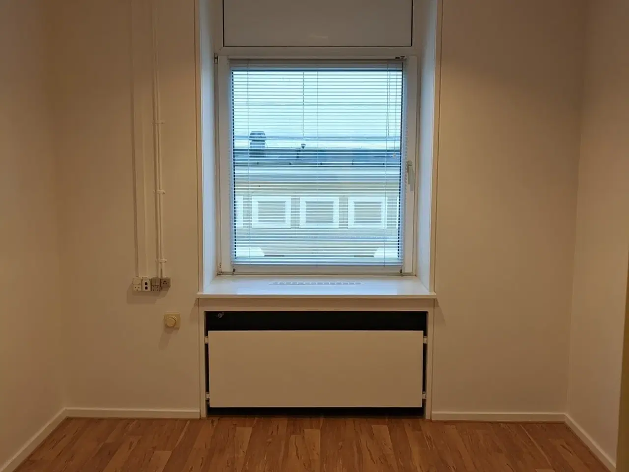 Billede 2 - Enkeltmandskontor, ved Nørreport Station.