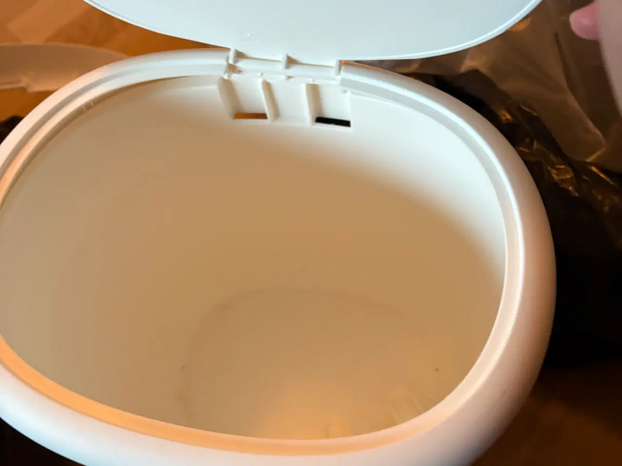 Billede 1 - Skraldespande x2 til puslebordet. 