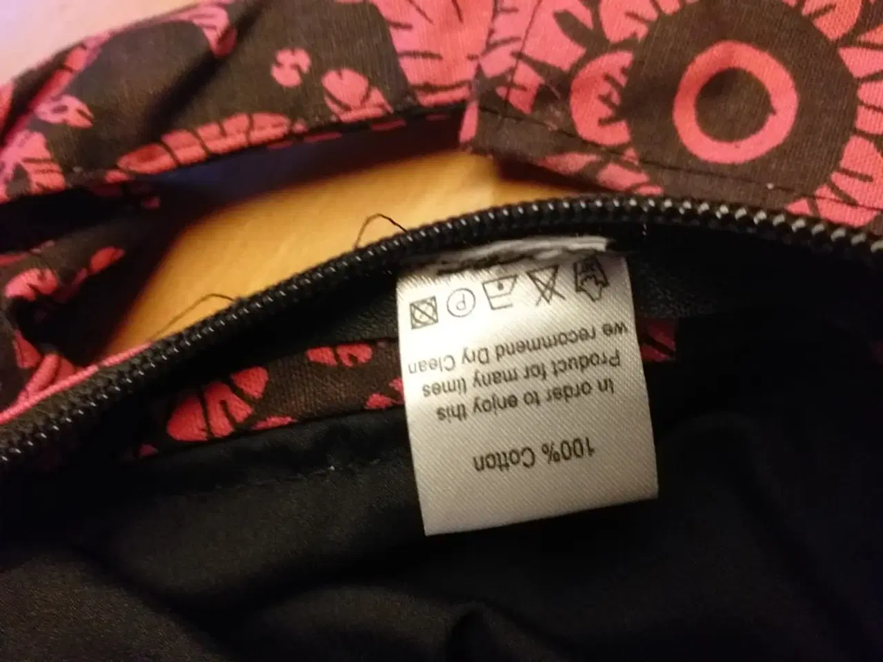 Billede 4 - taske med lynlås og indeholder en lomme hel ny