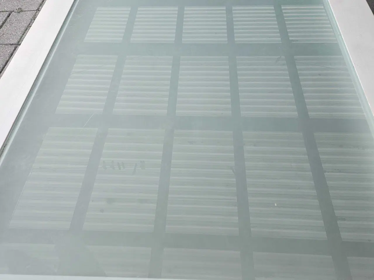 Billede 2 - Spisebord med matteret glasplade.