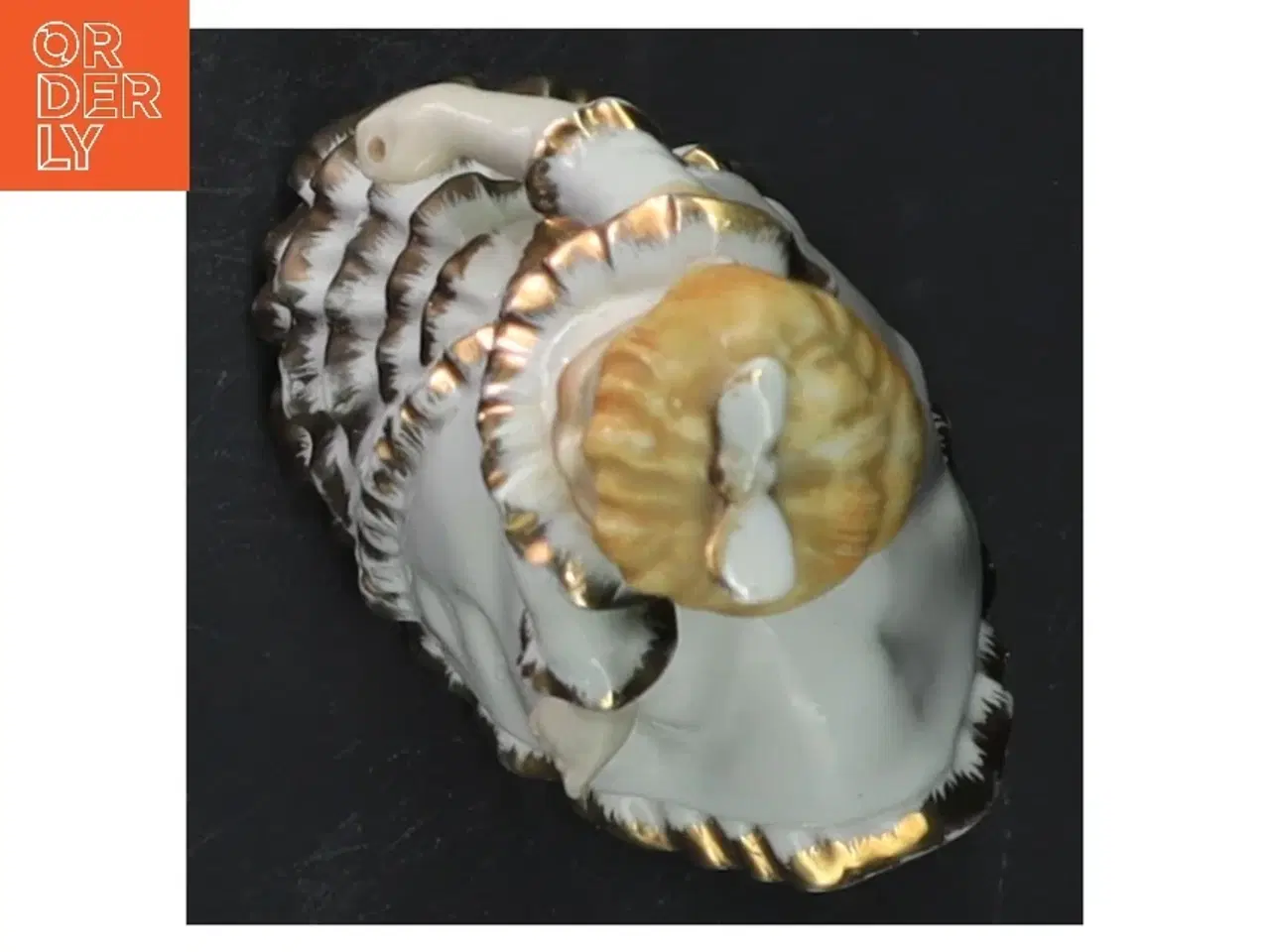 Billede 4 - Porcelænsfigur af pige i kjole (str. 12 cm)