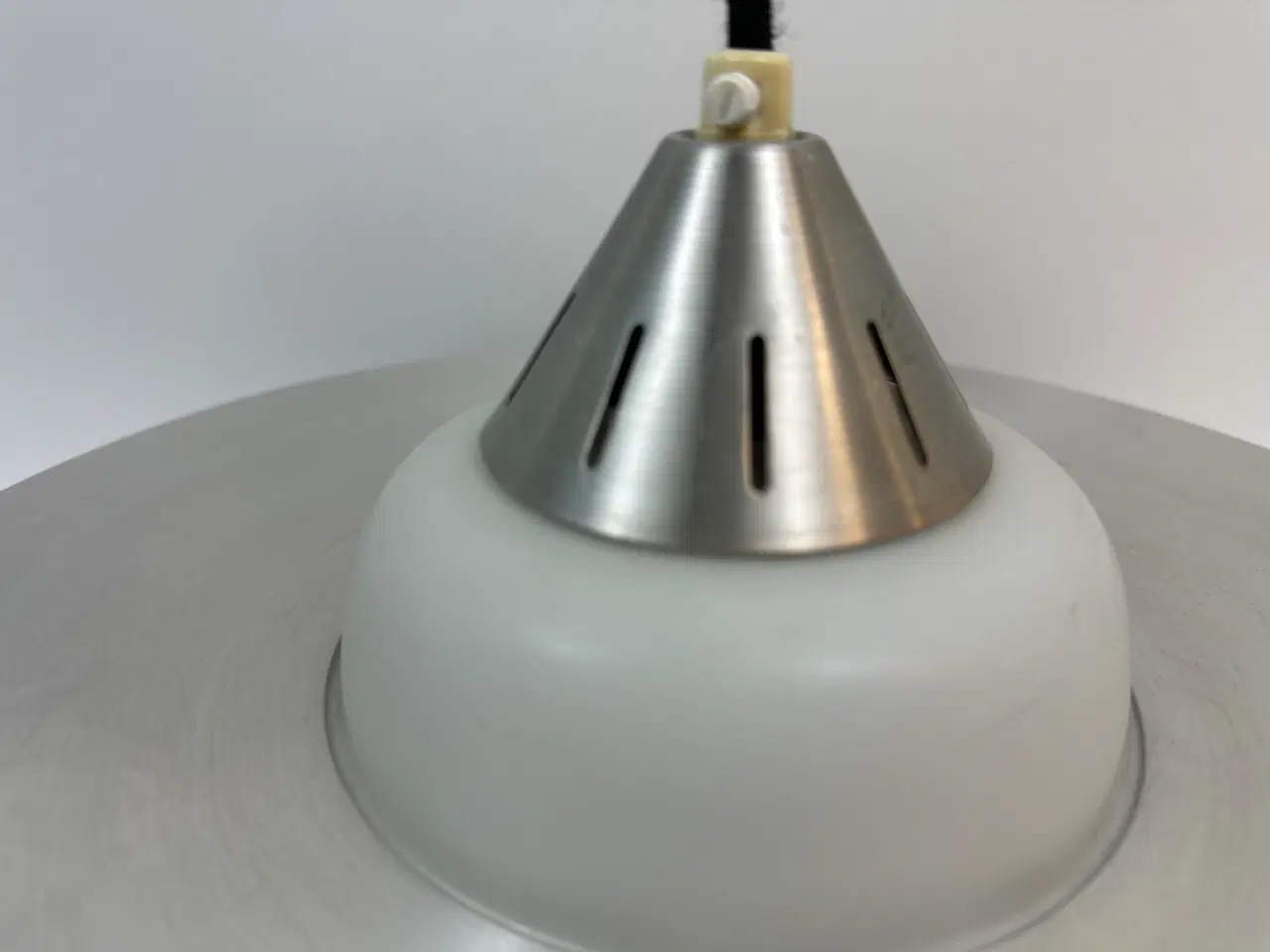 Billede 5 - Retro pendel i chrome / sort og opalglas