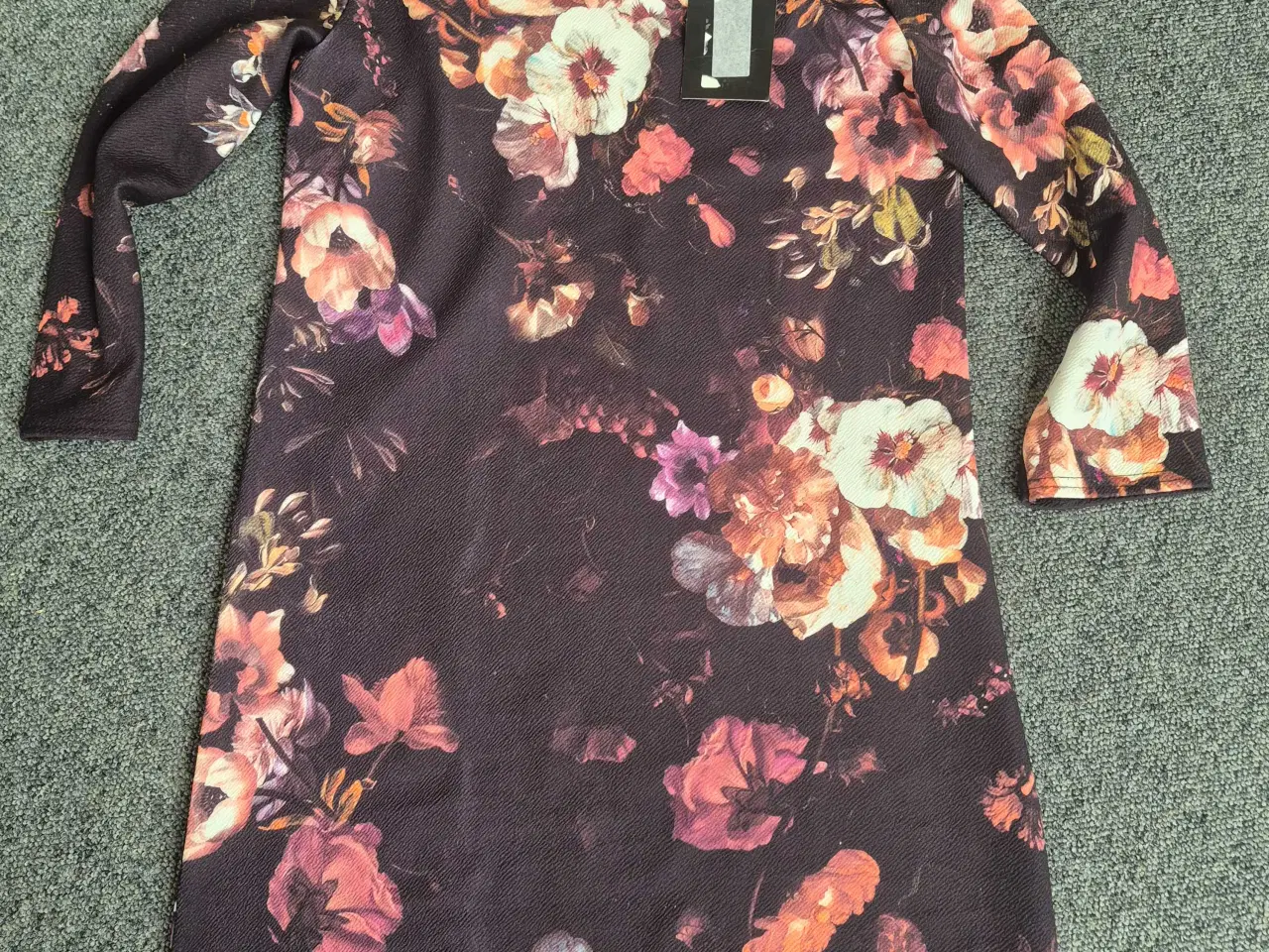 Billede 1 - Ny yndig kjole med blomster