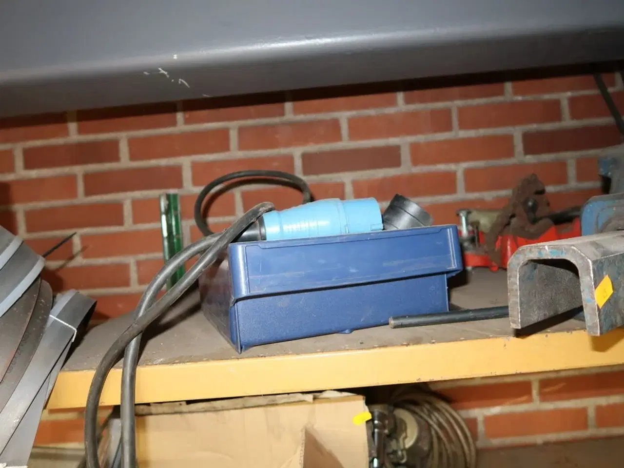 Billede 3 - Skruestik samt div. Værktøj