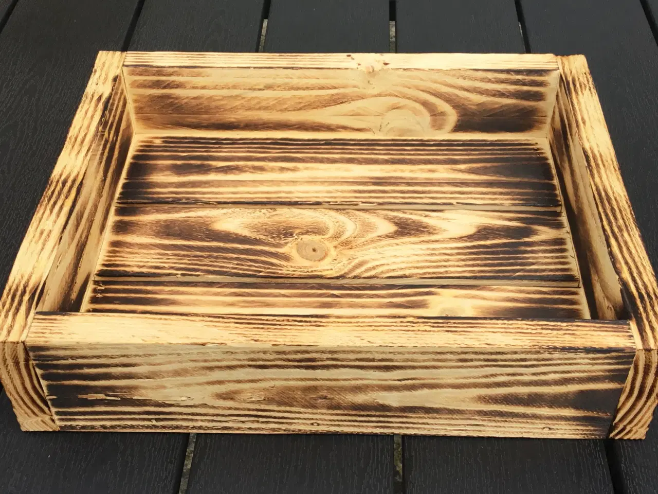 Billede 1 - Overflade brændt bakke i genbrugstræ 33,9 x 27,1