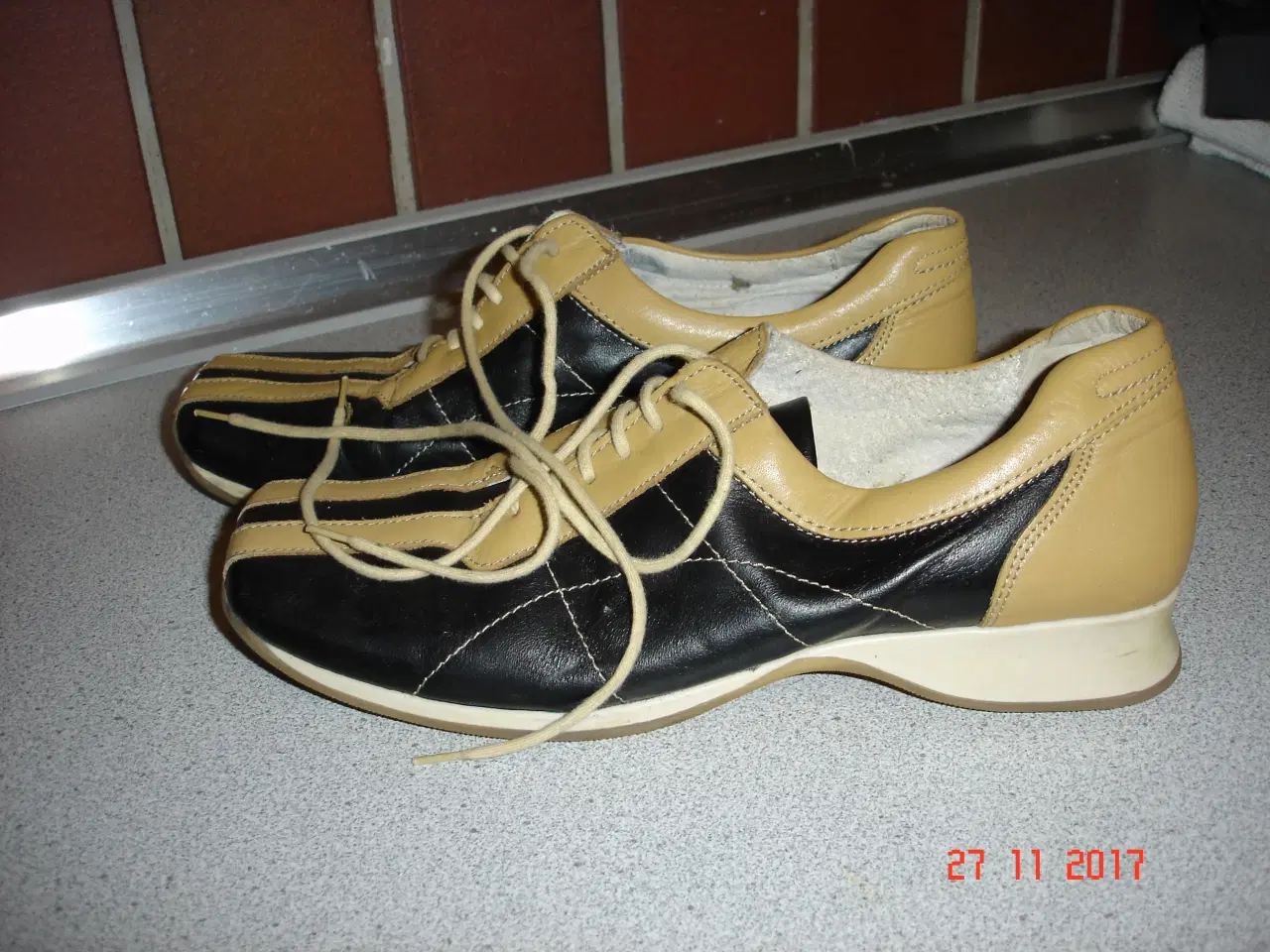 Billede 1 - Tofarvede sko