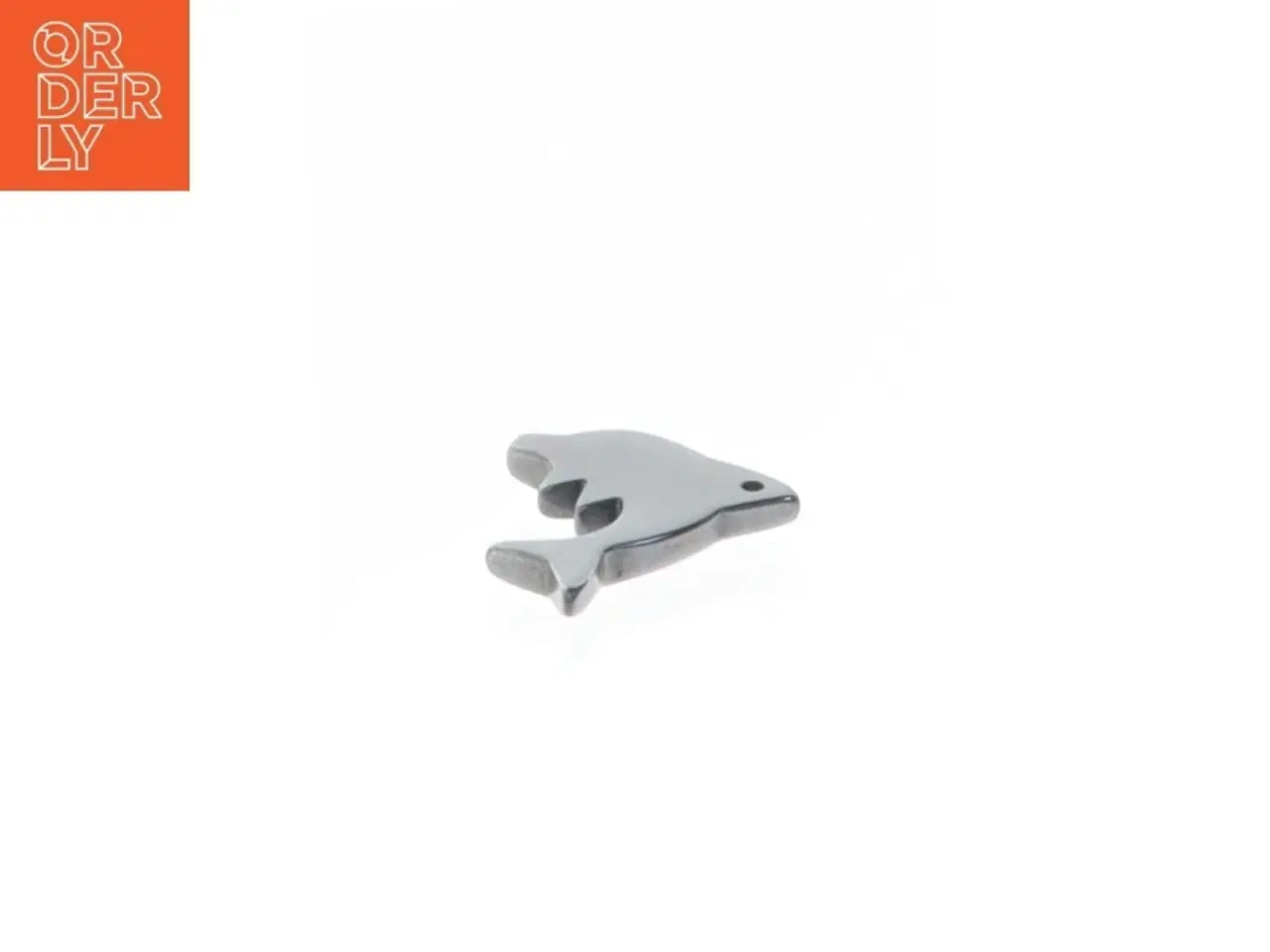 Billede 4 - Sølvfarvet hajvedhæng (str. 3 x 2,3 cm)