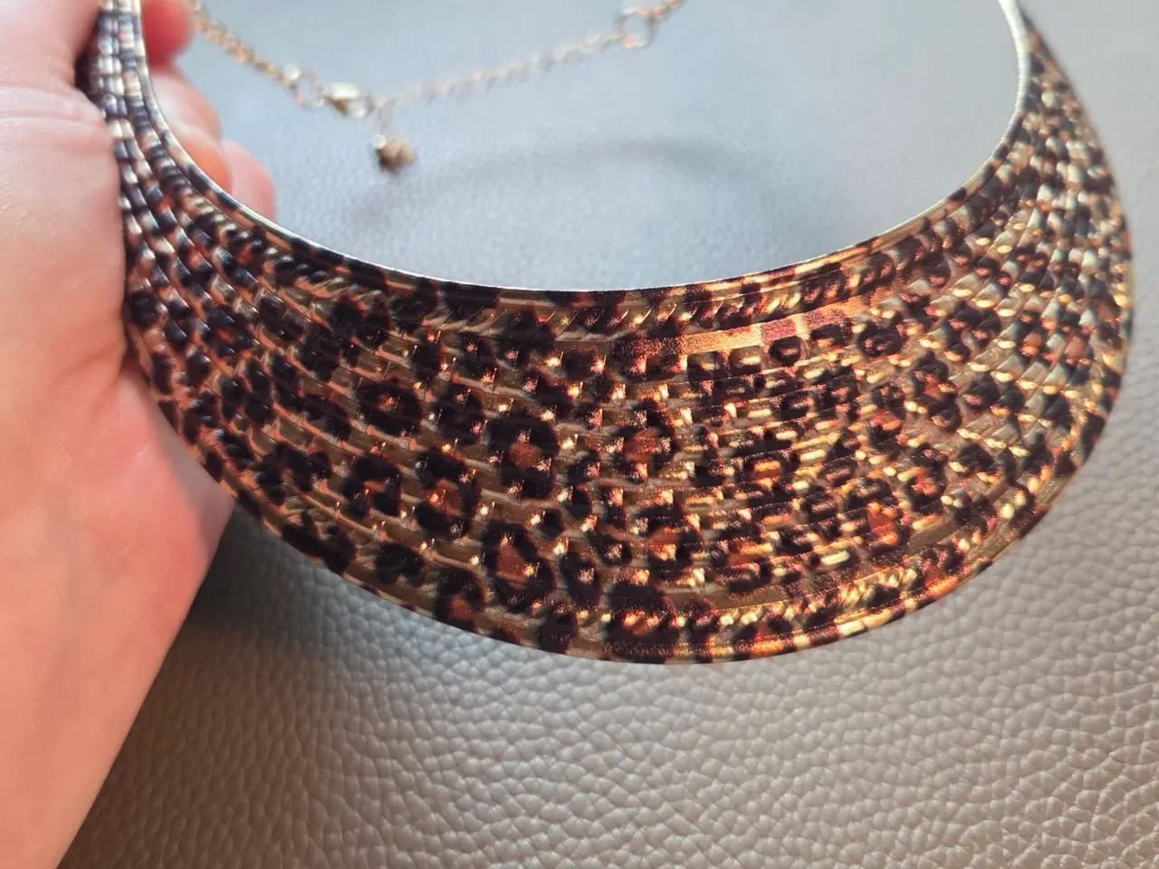 Billede 6 - Halssmykke med leopard print 