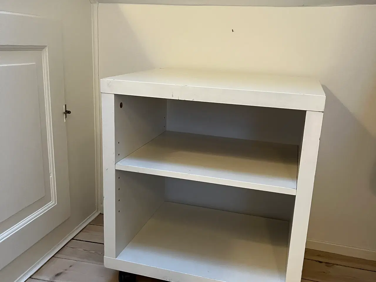 Billede 1 - Lille reol / sengebord / opbevaringsmøbel