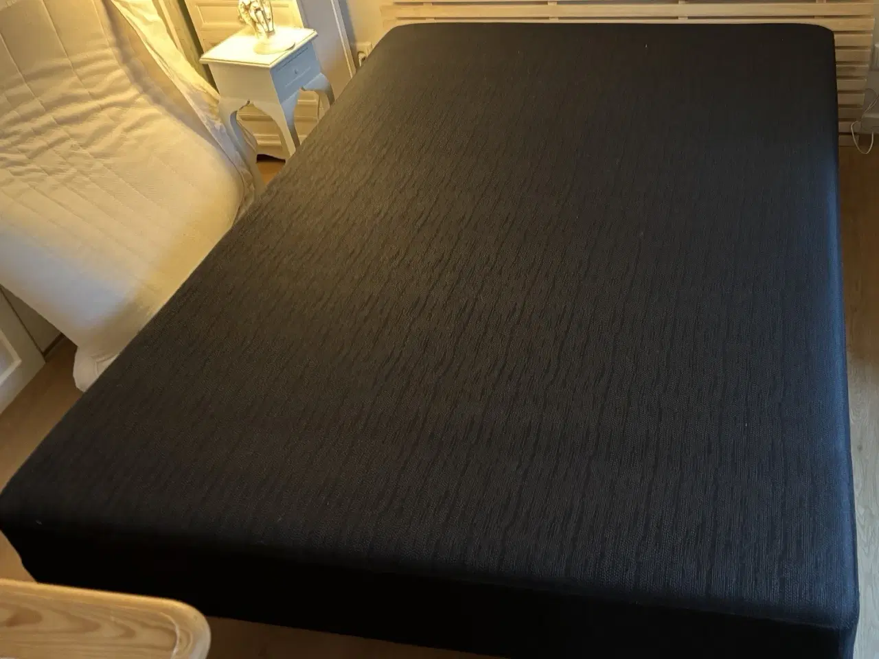 Billede 4 - Boxmadras 140x200cm, sort fra Jysk.