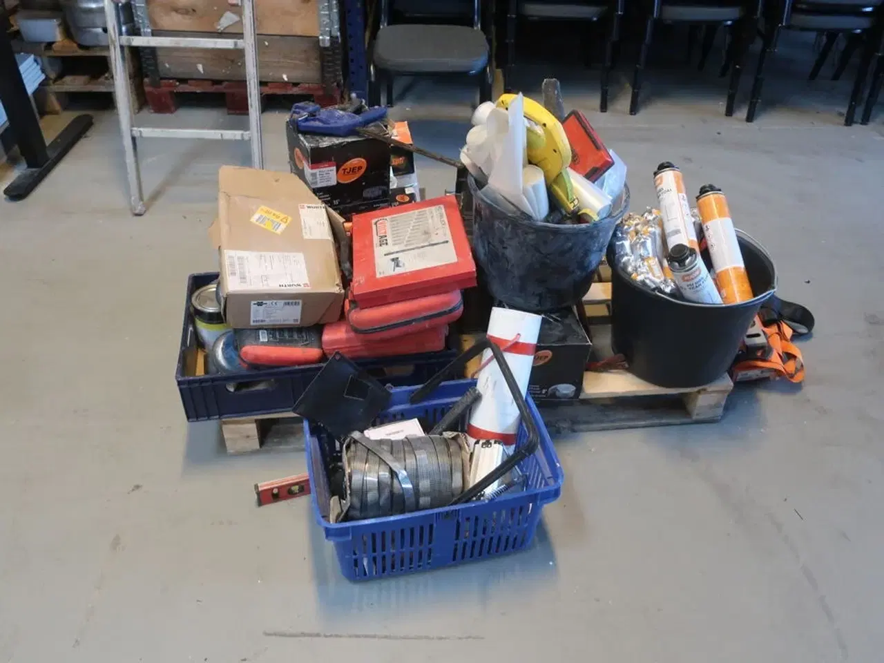 Billede 1 - Palle med byggematrialer og værktæj