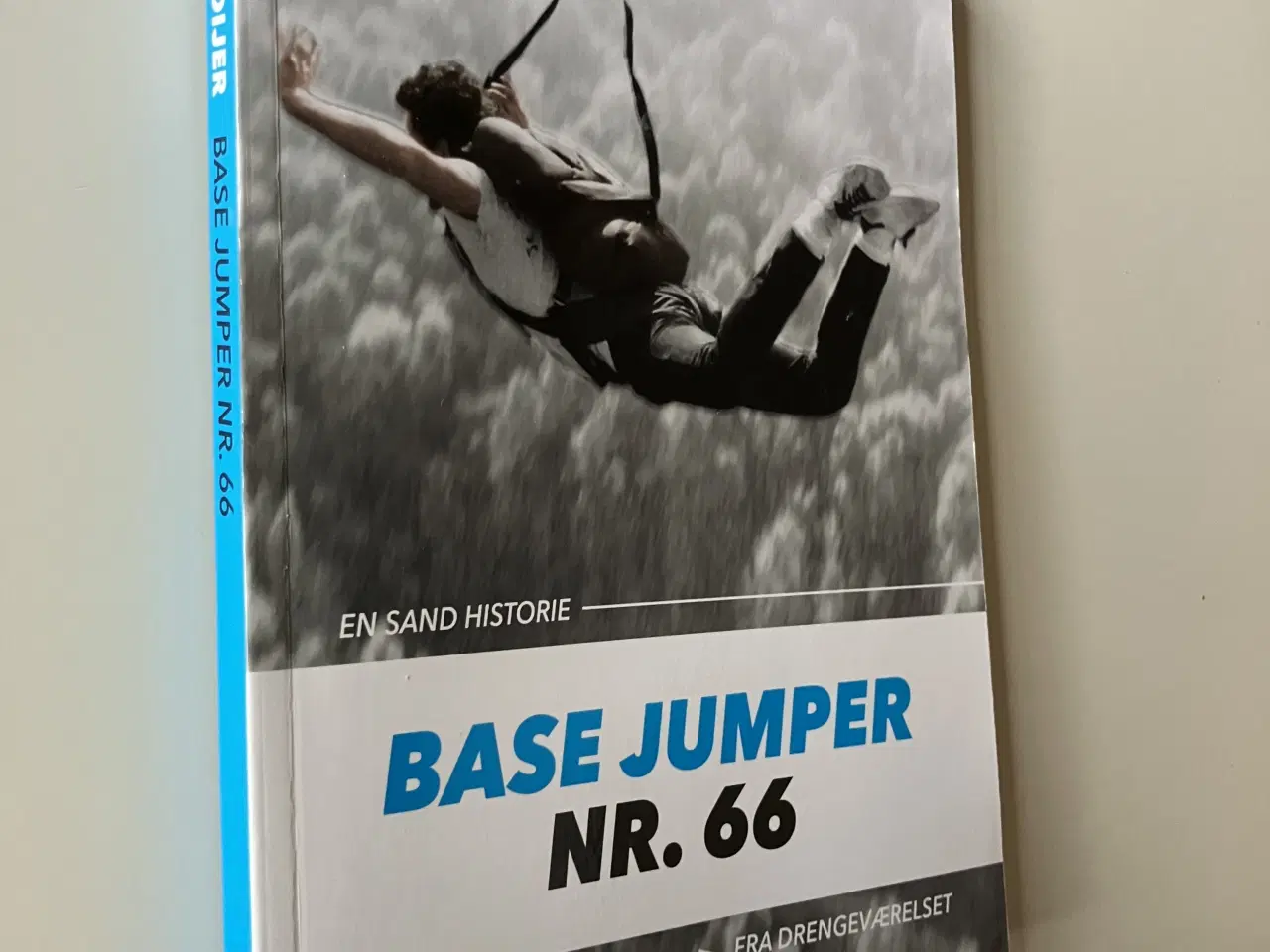 Billede 3 - Base jumper. Af Jevto Dedijer