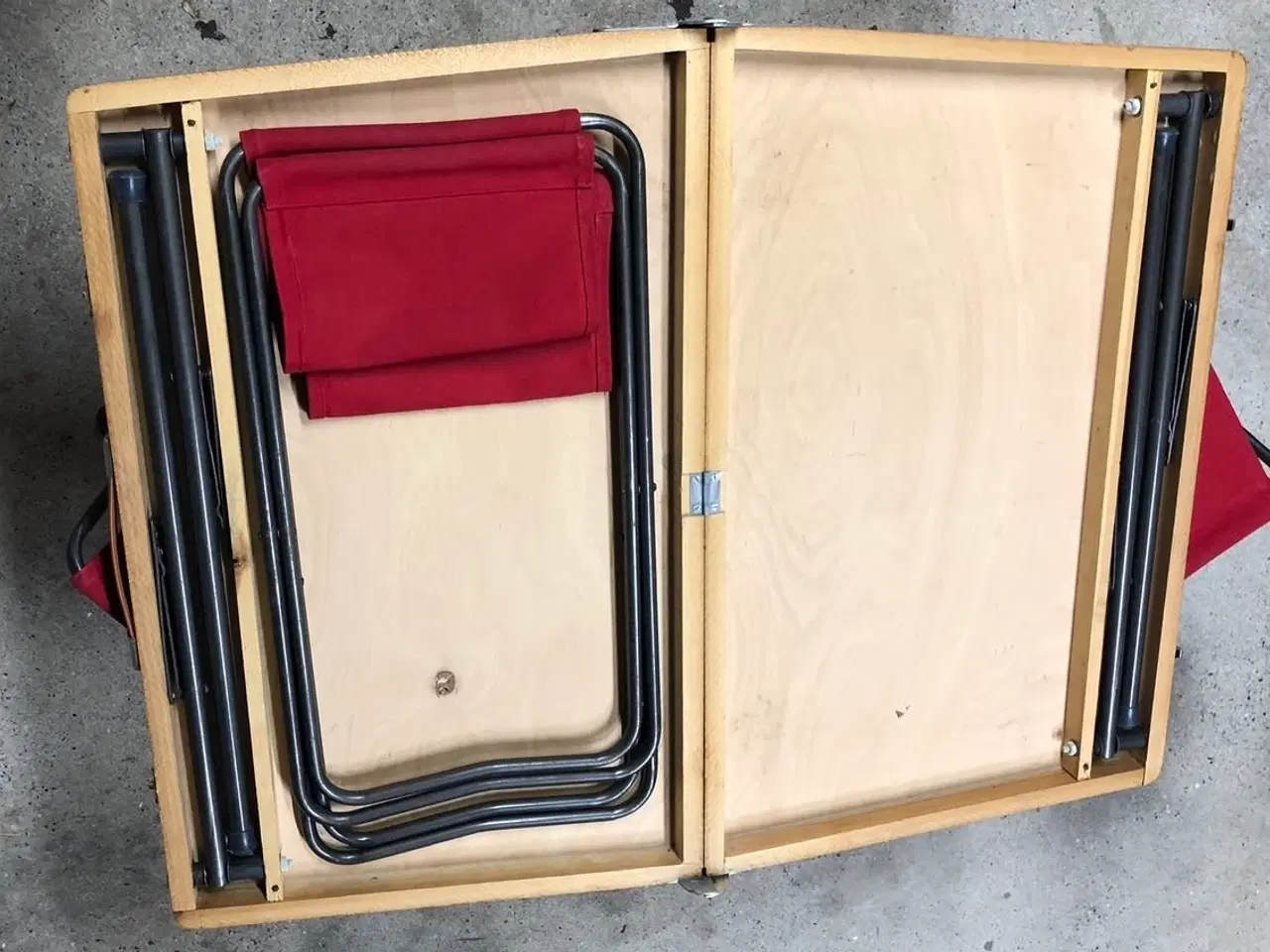 Billede 5 - Retro campingbord med 4 røde klapstole