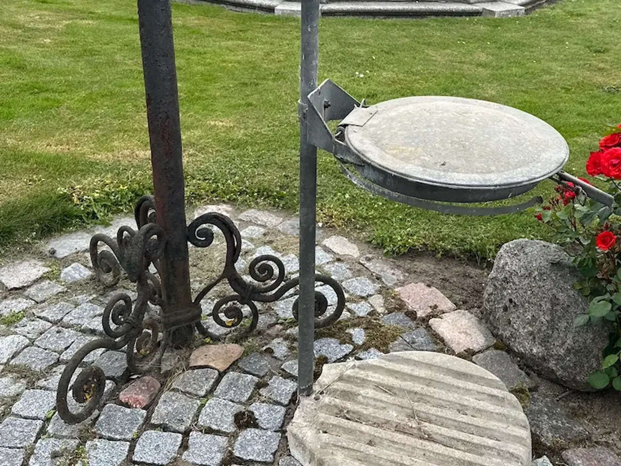 Billede 1 - Skraldespandsstativ med cementeret fod