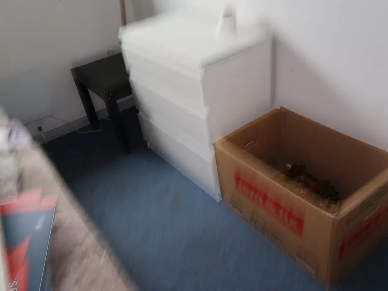 Billede 2 - Rum med indhold bl.a. seng, div. Skabe, maleri, vægure m.m.