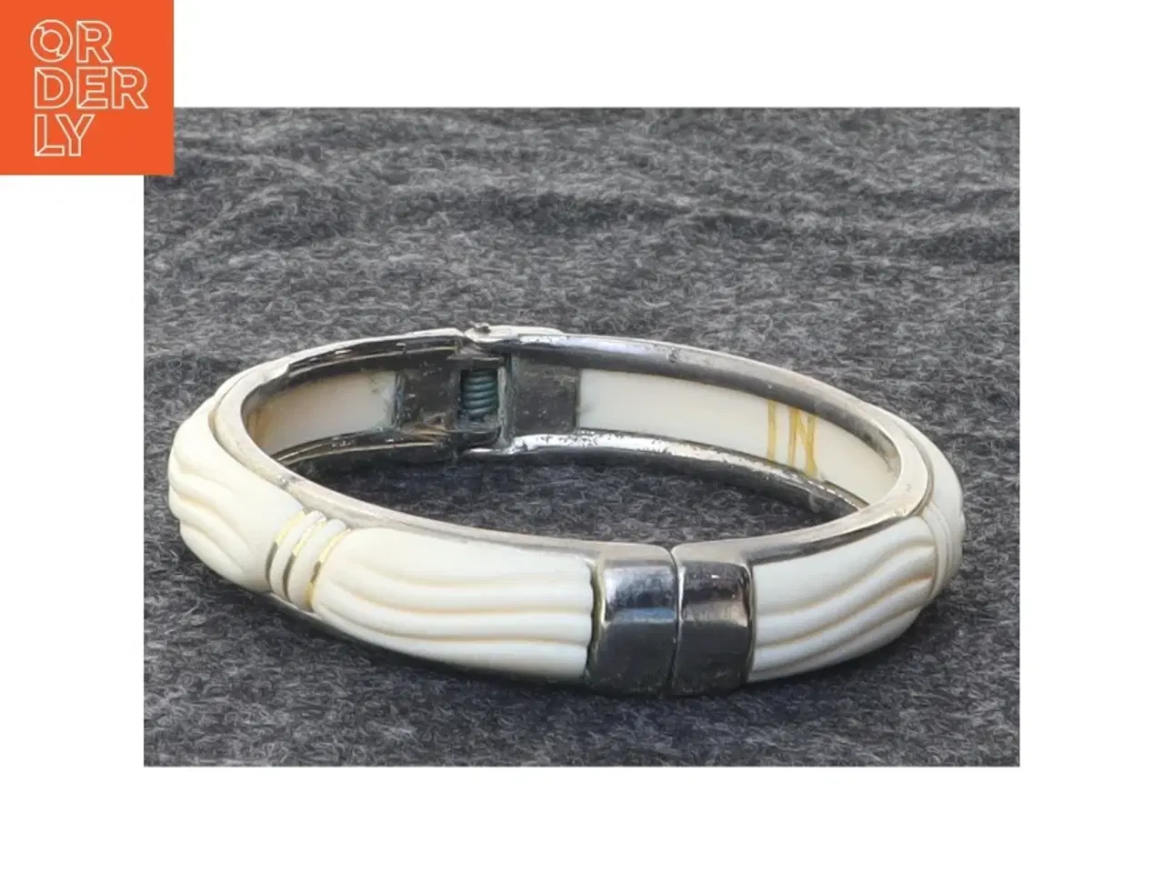 Billede 2 - Armbånd i elfenben og metal (str. 7,5 cm i diameter. 1,2 cm høj)