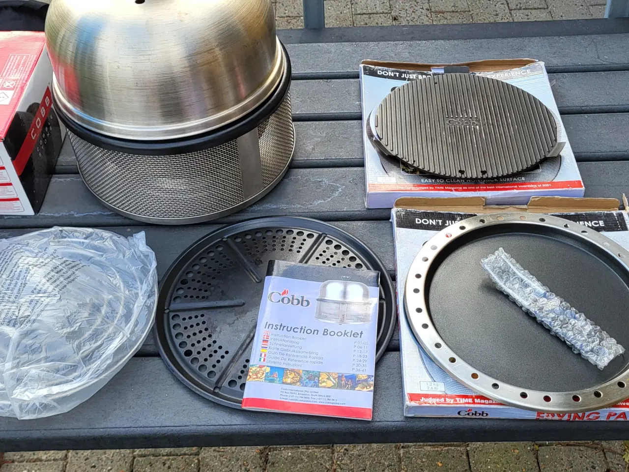Billede 2 - Cobb kulgrill med div. tilbehør samt kul.