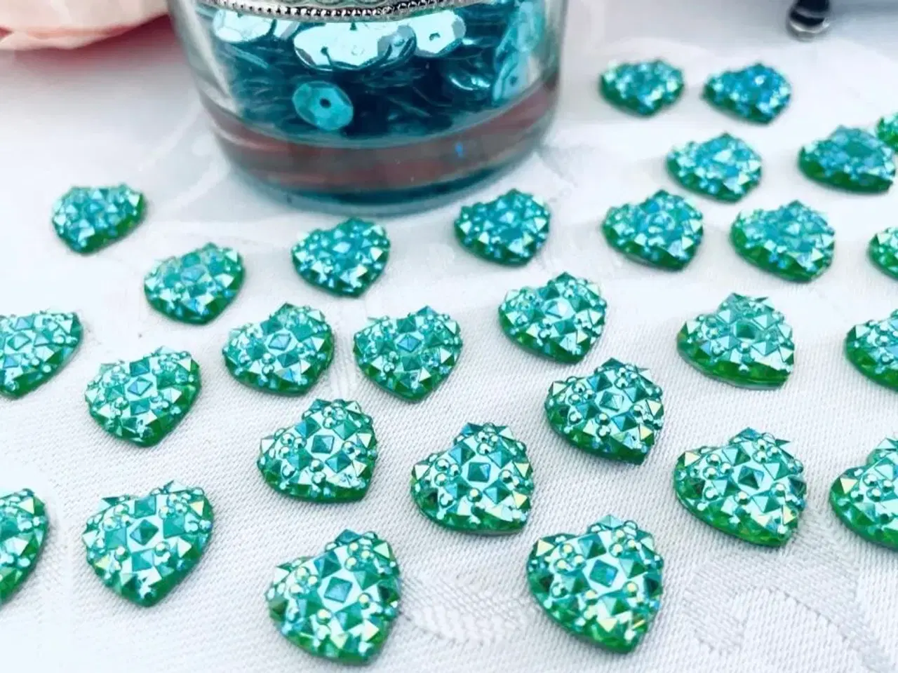 Billede 2 - Hjerter + palietter til dekoration/ hobby