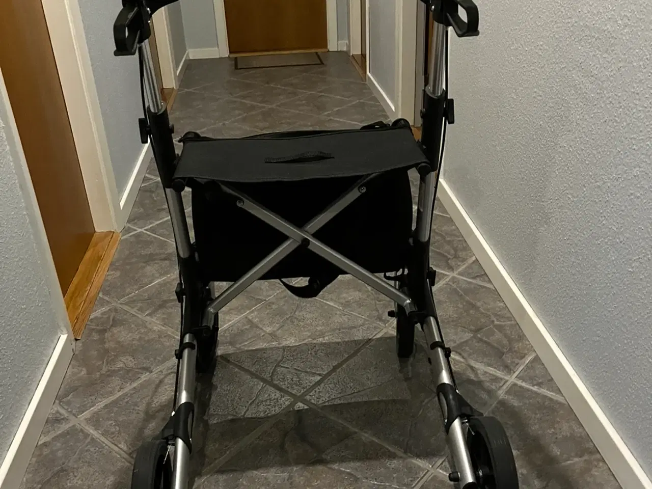 Billede 2 - Rollator helt ny kan afhentes for 500kr i Brørup  